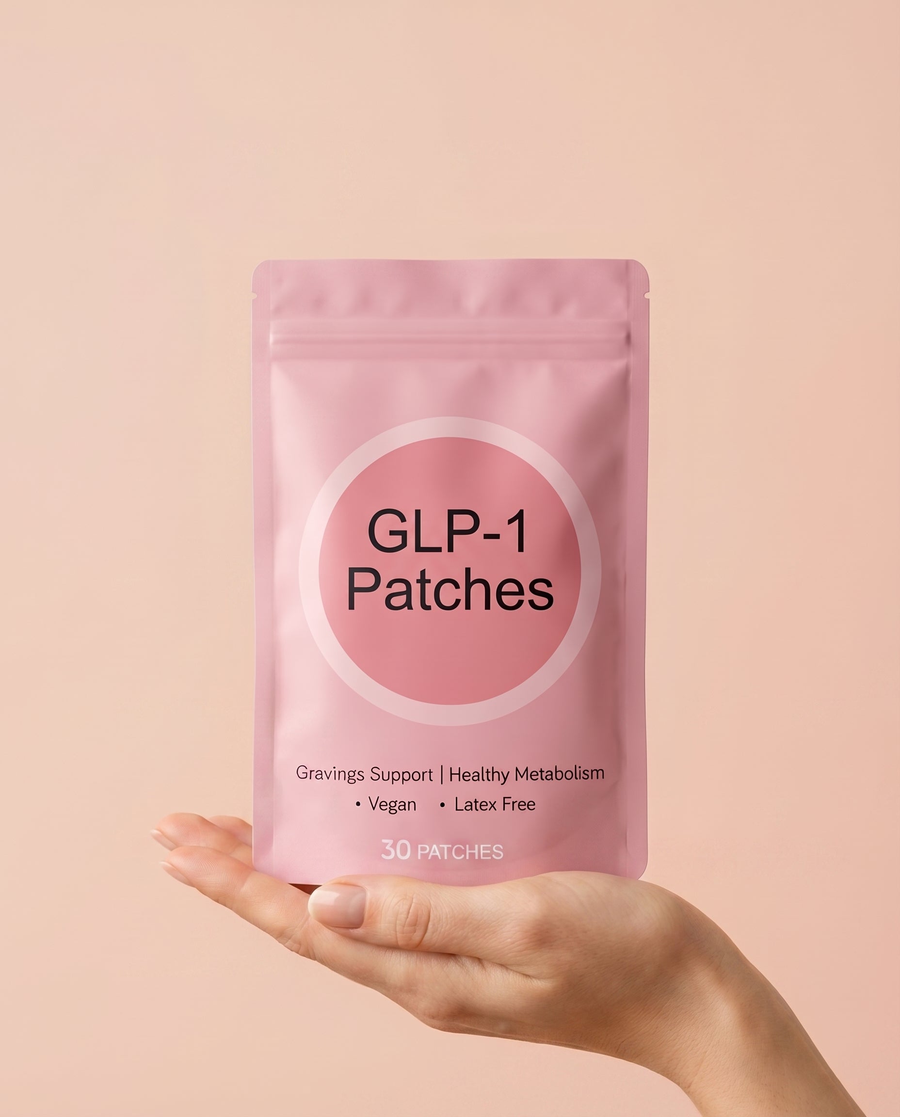 Parches GLP-1 mano sosteniendo producto