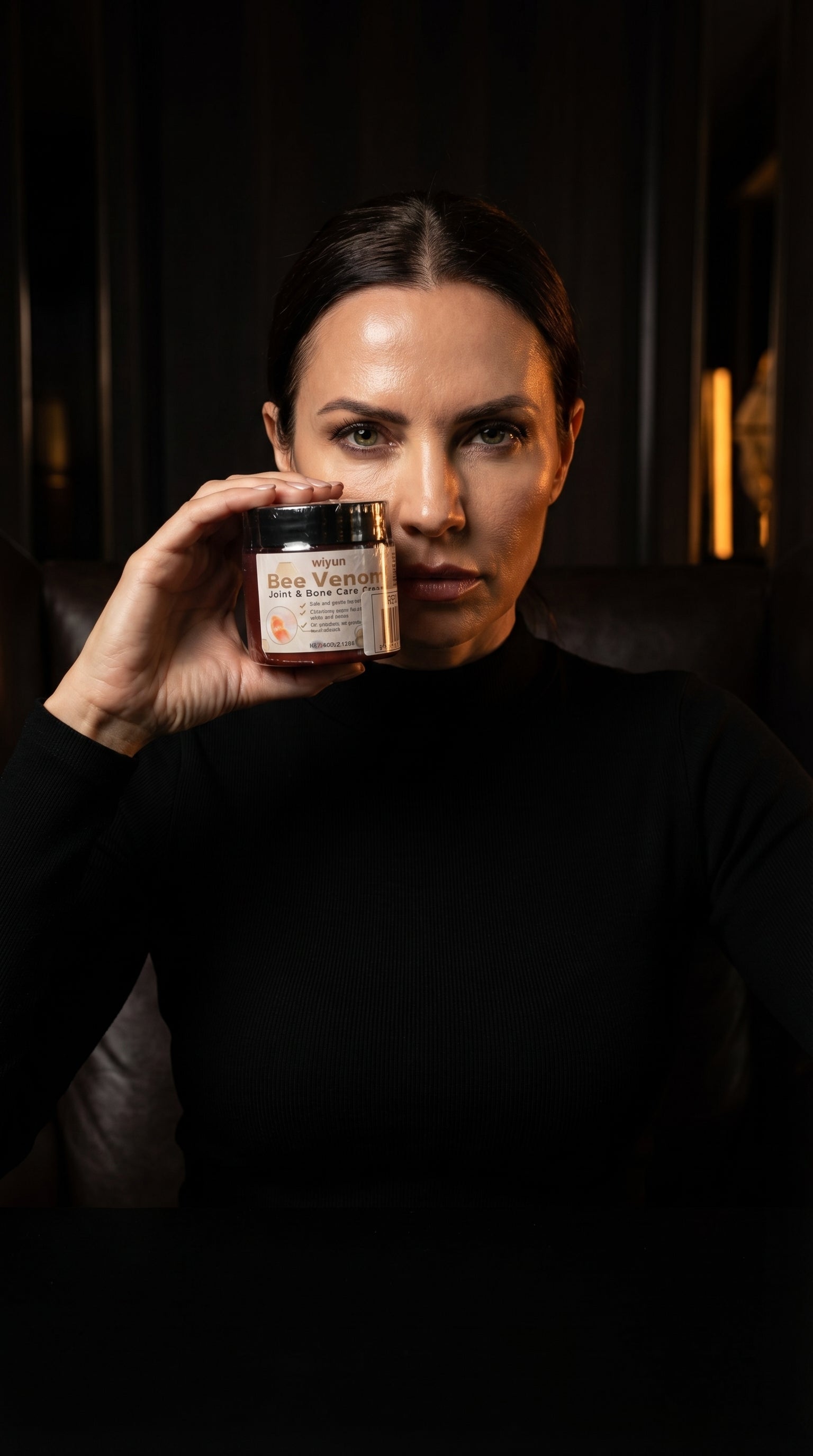 Clienta usando la crema en casa