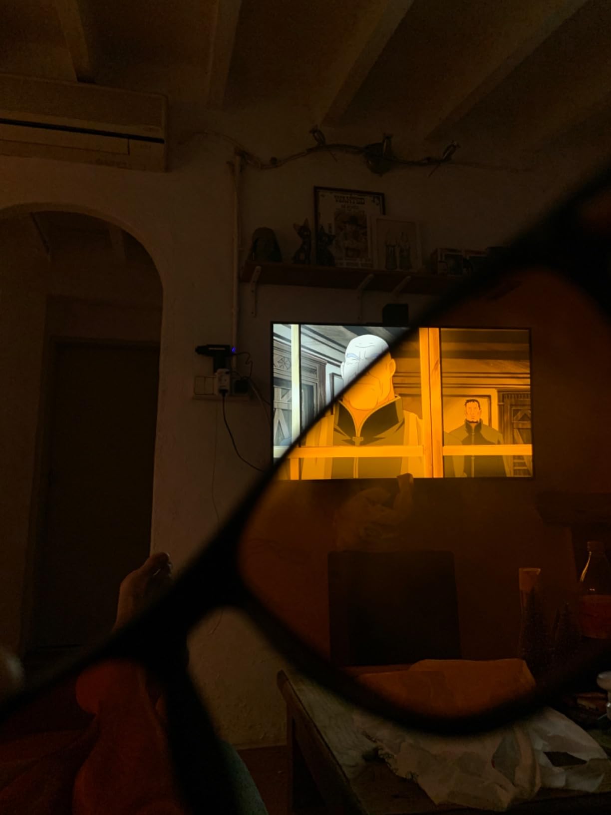 Persona usando gafas rojas frente a la pantalla