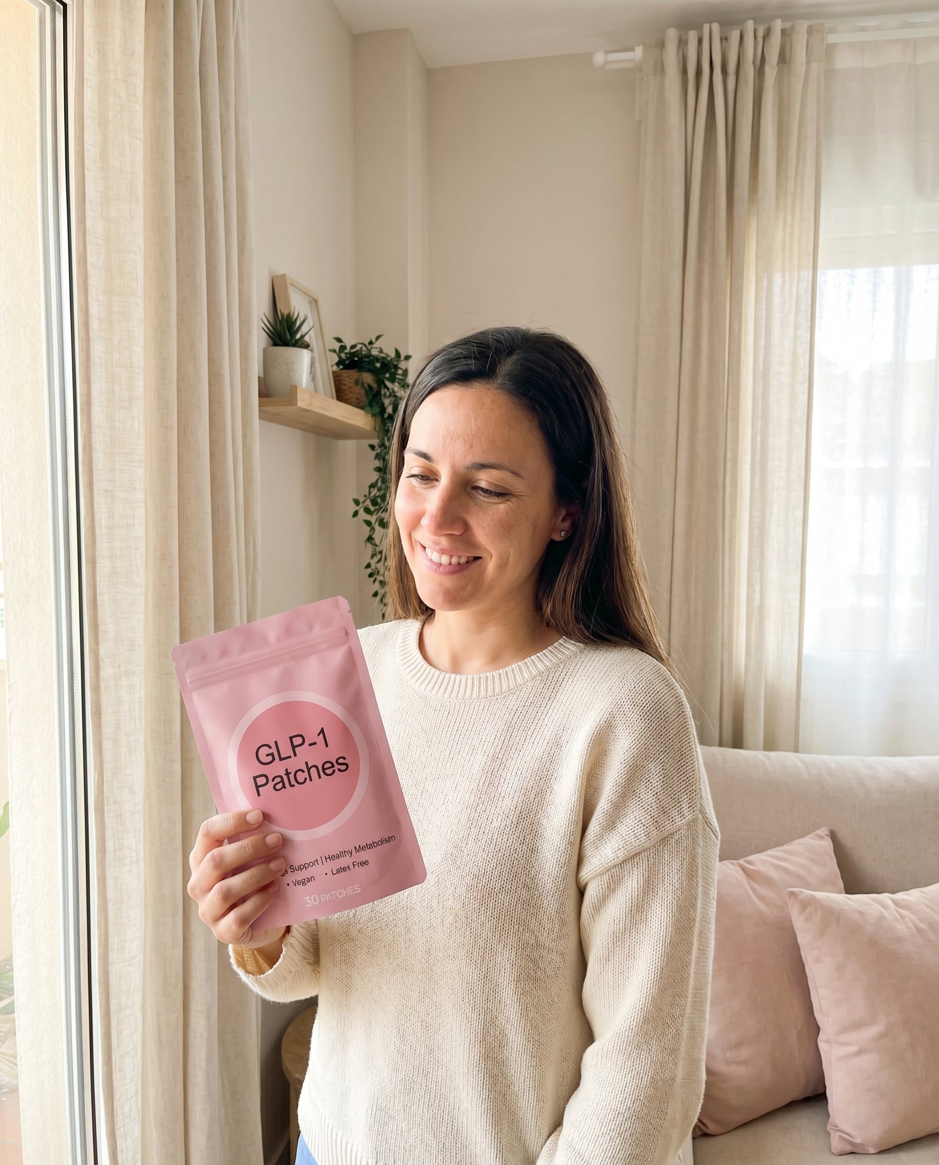 Clienta mostrando el producto